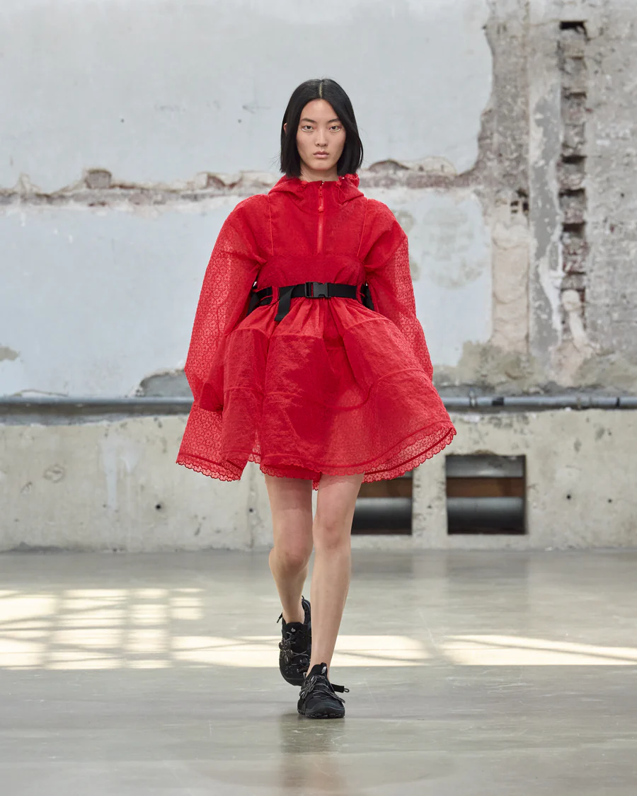 금융권 유니폼에서 런웨이까지, Z세대가 사랑하는 2026 패션 트렌드 ‘쿼터 집업’